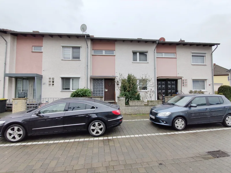 Hausansicht (Straßenseite) - Haus kaufen in Budenheim - PROVISIONSFREI Nach Renovierung wohnen Sie schöner als in jedem Neubau!