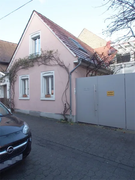 Hausansicht Straßenseite - Wohnung mieten in Mainz - Wohnjuwel für 2 Personen im Herzen von Finthen