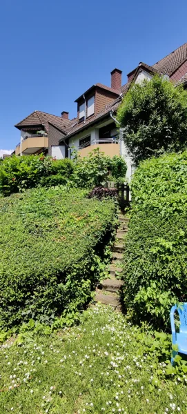 Gartenseite mit Balkon