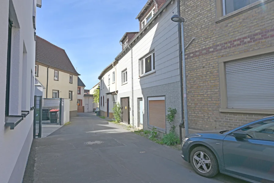 Hausansicht (Straßenseite) - Haus kaufen in Mainz - PROVISIONSFREI Ihr Weg zum bezahlbaren Familientraum!