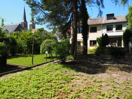 Gartenansicht mit Rheinhessend - Haus kaufen in Mainz - PROVISIONSFREI ... und am Ende des Grundstücks plätschert der Gonsbach!