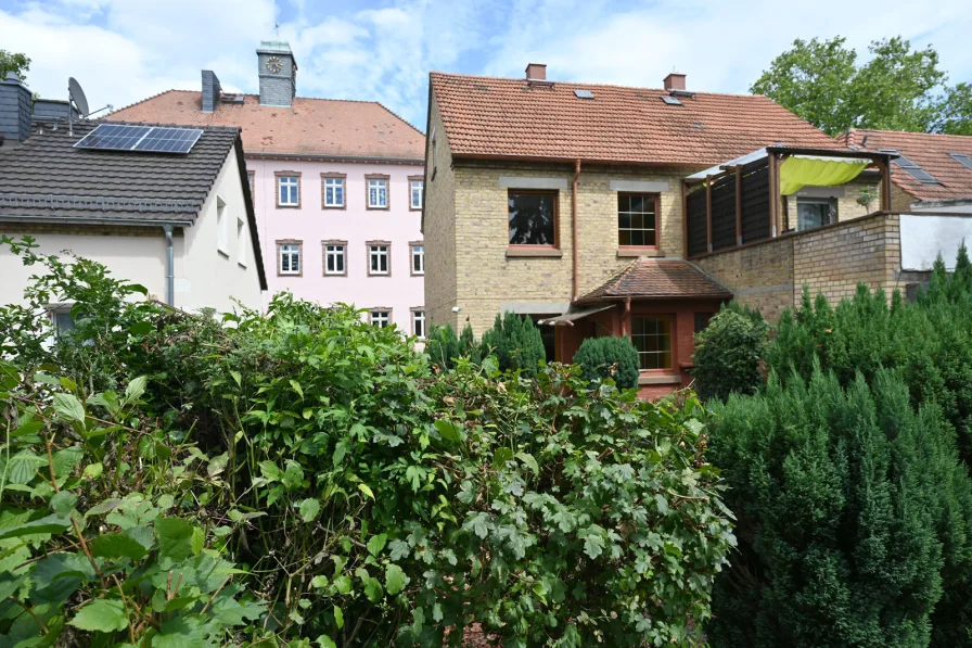 Hausansicht (Gartenseite) - Haus kaufen in Mainz - PROVISIONSFREI Charmante Doppelhaushälfte mit schönem Grundstück in begehrter Lage!