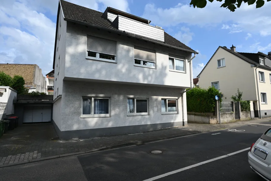 Haus mit Garagenzufahrt