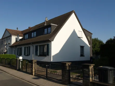 Hausansicht (Straßenseite) - Haus kaufen in Mainz-Kostheim - PROVISIONSFREI Großes Haus + Gute Lage = Was will man mehr?