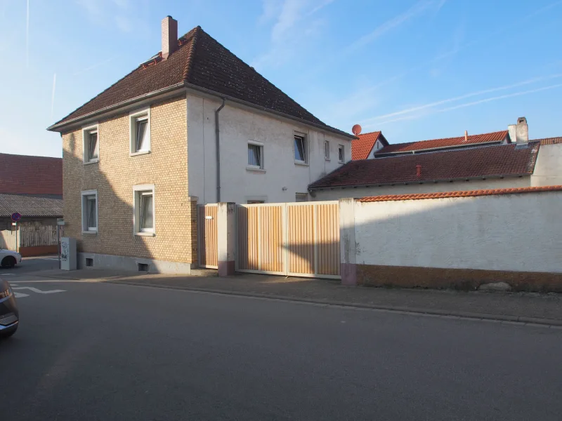 Hausansicht - Haus kaufen in Nieder-Olm - PROVISIONSFREI In diesem Gehöft werden Träume wahr!