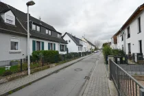 Haus- und Straßenansicht