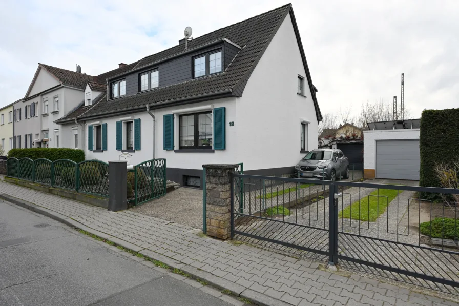 Hausansicht - Haus kaufen in Mainz-Kostheim - PROVISIONSFREI Genügend Platz für die ganze Familie und noch mehr!