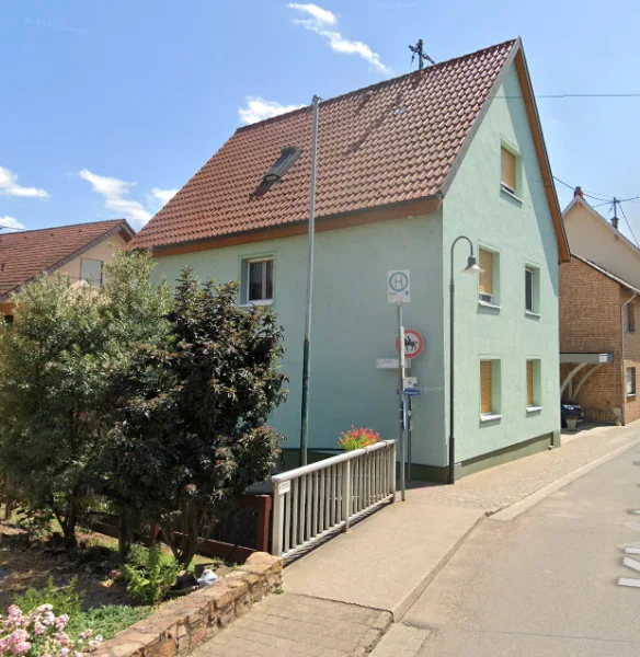 Hausansicht - Wohnung mieten in Nierstein - Fast ein Haus - mit großem überdachtem Balkon