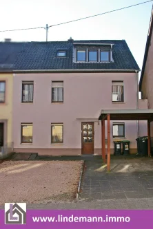 Vorderansicht, Stellplätze - Haus kaufen in Merchweiler - Gepflegtes Einfamilienhaus
