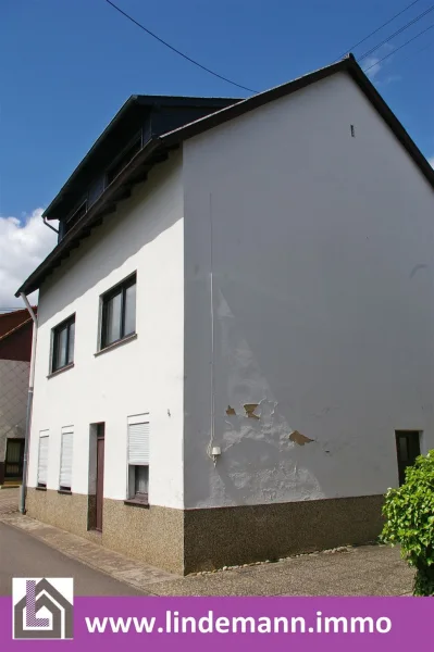 Seiten-/Vorderansicht - Haus kaufen in Quierschied - Freistehendes Einfamilienhaus mit Fernwärmeheizung