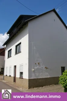 Seiten-/Vorderansicht - Haus kaufen in Quierschied - Freistehendes Einfamilienhaus mit Fernwärmeheizung