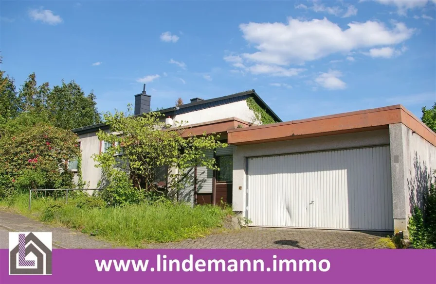 Vorderansicht, Garage - Haus kaufen in St. Ingbert - Rentrisch: Bungalow mit möglicher ELW in Top-Lage - Modernisierungsbedarf