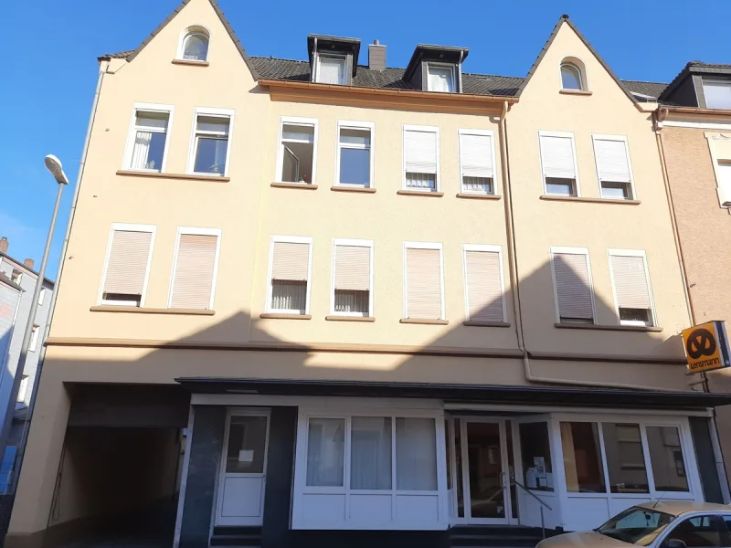 Hausansicht - Haus kaufen in Recklinghausen - Provisionsfrei! Voll vermietetes Wohn- und Geschäftshaus in Recklinghausen-Hochlarmark!