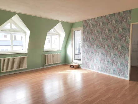 Wohnzimmer - Wohnung mieten in Recklinghausen - Helle Single-Dachgeschosswohnung mit Südloggia und Fahrstuhl in zentraler Lage von Recklinghausen.