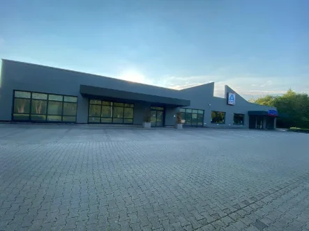 Frontansicht - Halle/Lager/Produktion kaufen in Menden - Renditestarke, langfristig vermietete Gewerbeimmobilie in Menden
