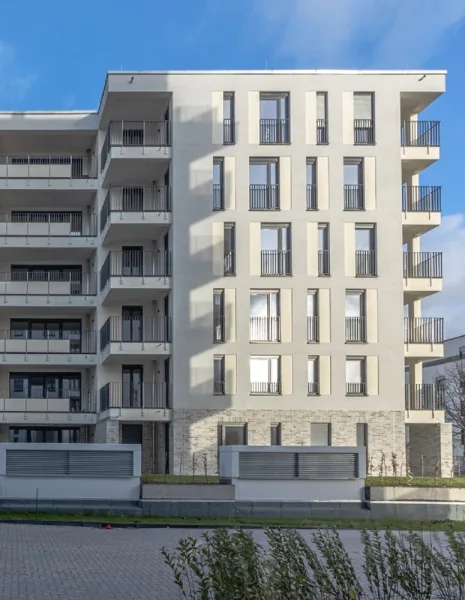 Neue Mitte Schönefeld Außenansicht (2) Dez. 2023 - Wohnung kaufen in Schönefeld - Für´s Familienleben: 4-Zimmer-Wohnung mit zwei Bädern und Balkon im grünen Schönefeld