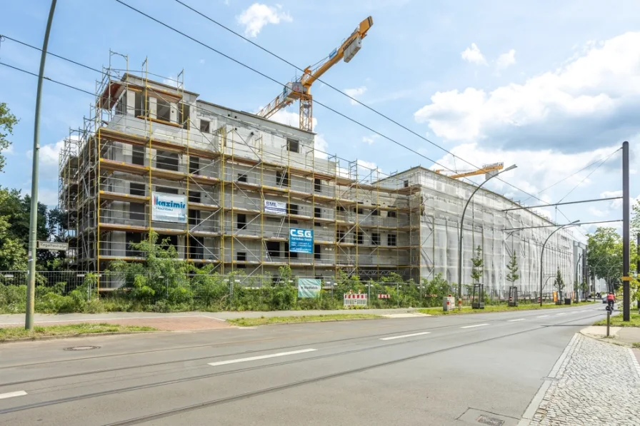 Außenansicht 3 - Wohnung kaufen in Berlin - Für´s Familienleben: 4-Zimmer Wohnung mit zwei Bädern und Balkon in Grünau