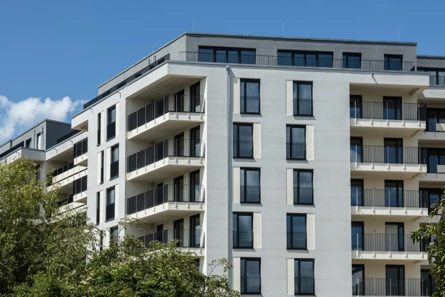 Außenansicht 8 - Wohnung kaufen in Schönefeld - Ganz oben! 2-Zi.-Wohnung auf ~74m² mit Terrasse in prominenter Lage am Rathaus Schönefeld