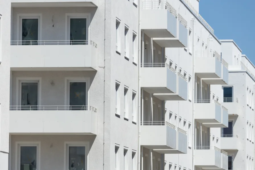 Außenansicht 4 - Wohnung kaufen in Berlin - Zeitgemäße Wohnkultur in Spandau! Schöne 4 Zimmer-Wohnung in guter Lage mit Balkon