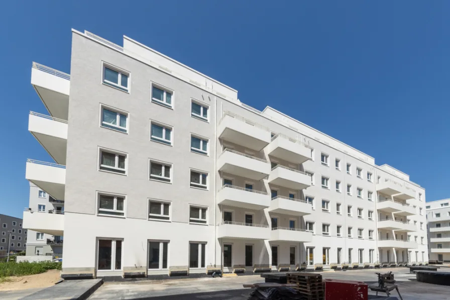 Außenansicht 2 - Wohnung kaufen in Berlin - Komfortabel geschnittene 4 Zimmer-Wohnung mit Badezimmer en Suite und schönem Balkon