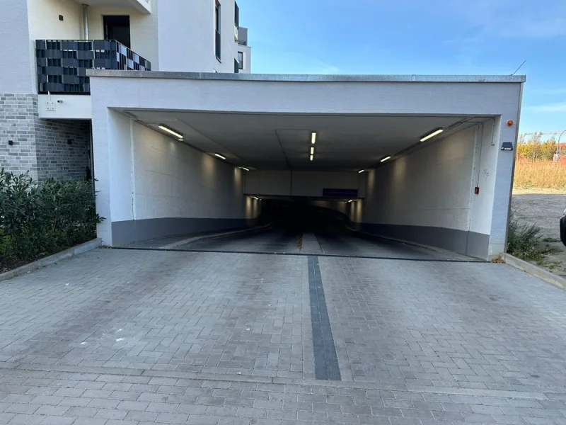 Tiefgarage Neue Mitte Schönefeld (9) - Garage/Stellplatz kaufen in Schönefeld - **Tiefgaragen-Stellplatz mit Extrabreite und E-Ladestation zum Kauf**