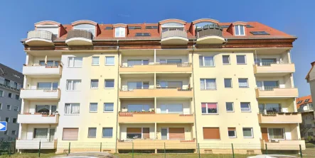 Hausansicht - Wohnung kaufen in Berlin - Schöne 2 Zimmer Wohnung mit Balkon