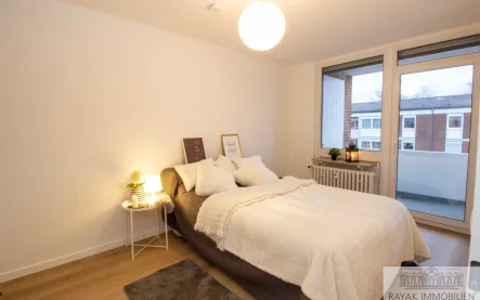 Schlafzimmer - Wohnung kaufen in Düsseldorf / Garath - 4,3 % Rendite durch eine renovierte 3-Zimmer-Wohnung in D-Garath!