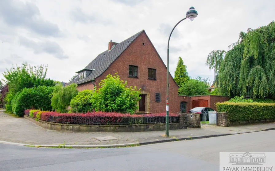Straßenansicht - Haus mieten in Düsseldorf Benrath - Frei stehendes Einfamilienhaus mit weitläufigem Garten in Düsseldorf-Benrath