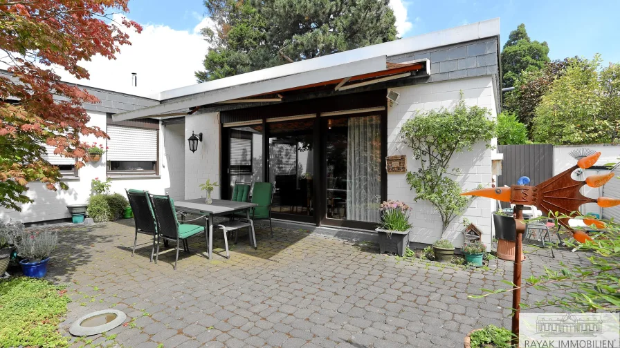 Terrasse - Haus kaufen in Düsseldorf Benrath - Exklusiver Bungalow in Benrath: Wohnerlebnis in begehrter Rheinnähe mit Garten, Kamin und Sauna