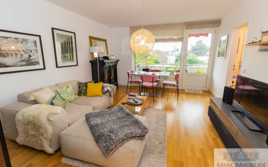 Wohnzimmer - Wohnung mieten in Düsseldorf Benrath - Geräumige 2-Zimmer-Wohnung mit Balkon und eigenem Stellplatz in Düsseldorf Benrath