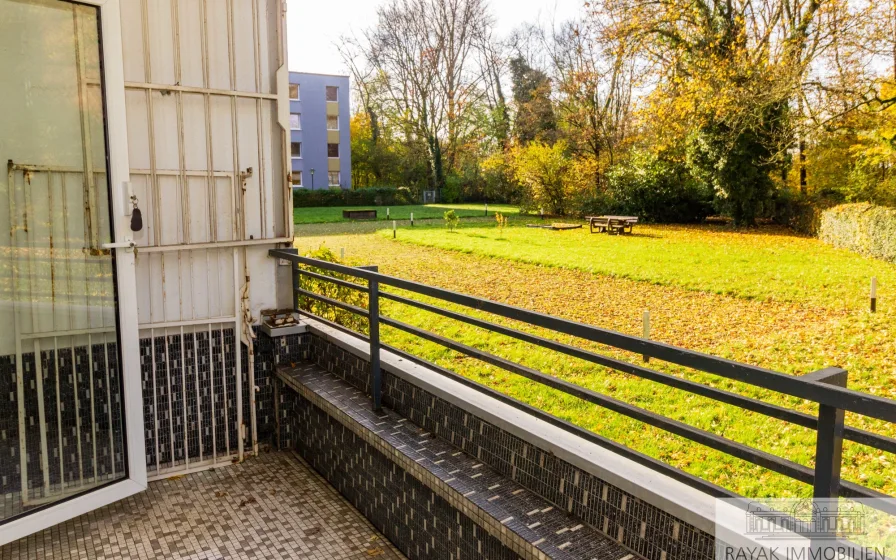 Balkon - Wohnung mieten in Düsseldorf Garath - Geräumige 3-Zimmer-Wohnung mit Balkon, Einbauküche und Gemeinschaftshof