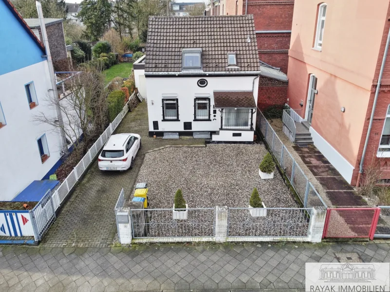 Hausansicht - Haus kaufen in Düsseldorf Benrath - Freistehendes Familienidyll in Düsseldorf-Benrath - Haus mit Garage und Garten