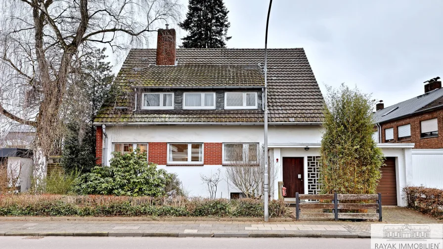 Hausansicht vorne - Haus kaufen in Monheim Baumberg - Exklusives Einfamilienhaus mit 7,5 Zimmern, großem Garten & Top-Lage in Monheim – Ideal für Familien!