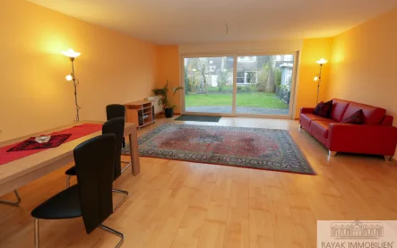 Wohnzimmer - Haus mieten in Düsseldorf Holthausen - Moderne Doppelhaushälfte mit 5,5 Zimmern, Garten und  Garage in Holthausen