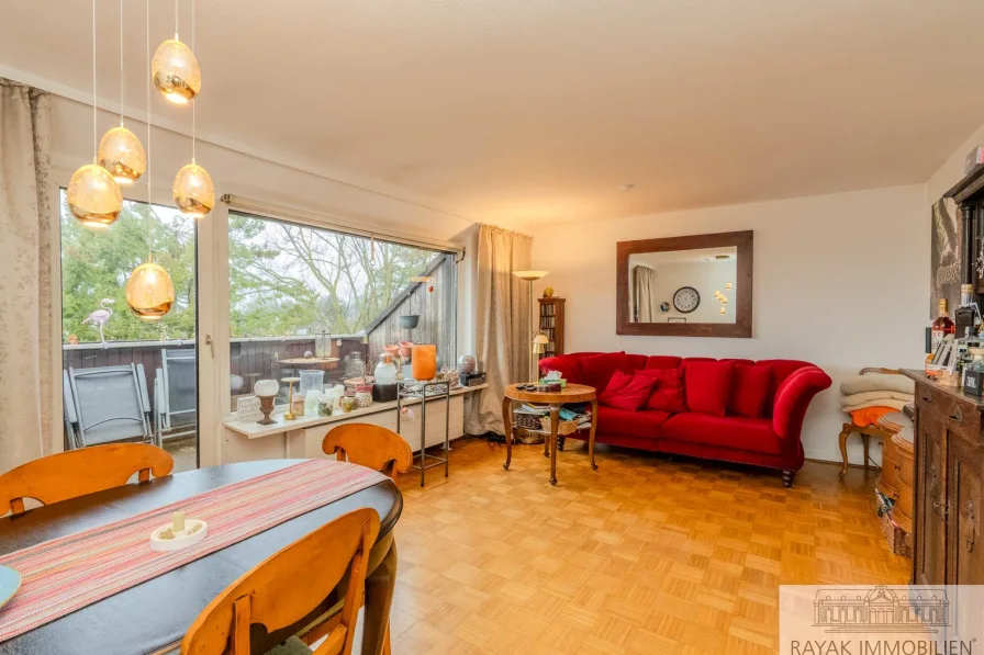 Wohnzimmer - Wohnung kaufen in Düsseldorf Unterbach - Ruhige 3-Zimmer-Dachwohnung in Unterbach mit Balkon und Panorama-Weitblick über Düsseldorf - direkte Nähe zum Unterbacher See!