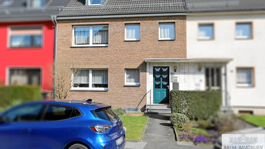 Hausvorderseite - Haus kaufen in Düsseldorf Hassels - Familienfreundliches Reihenmittelhaus mit Garten und Balkon in Düsseldorf-Hassels