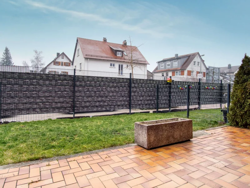 Terrasse und kleiner Garten