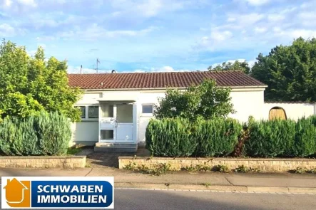 Ansicht von Norden - Haus kaufen in Elchingen - Renovierungsbedürftiger Bungalow in Hanglage mit Garage und Garten in Elchingen zu verkaufen!