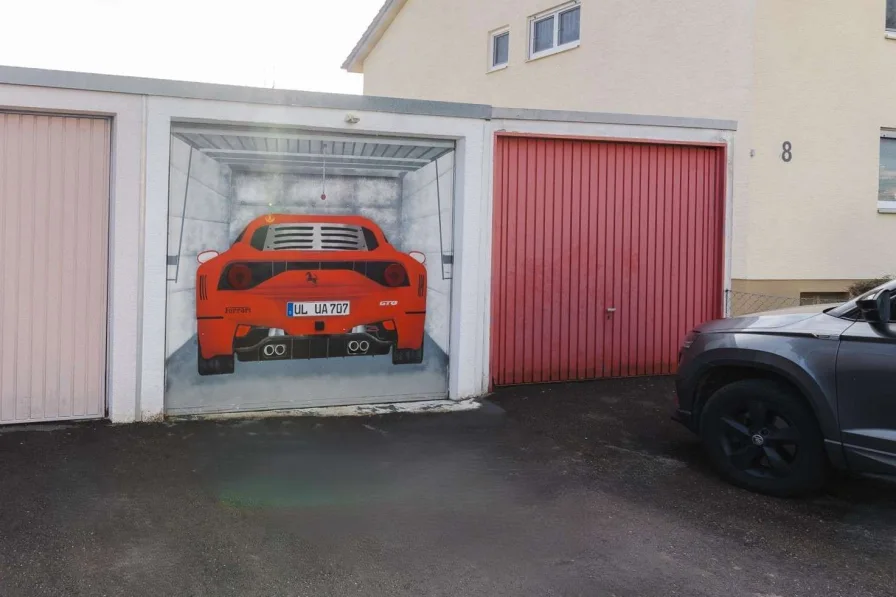 Garage mit Vorplatz