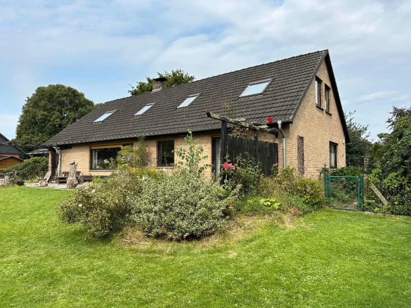 Haus Südseite - Haus kaufen in Hagen im Bremischen - Vollunterkellertes Einfamilienhaus mit großzügiger Einliegerwohnung, im Ortskern von Hagen im Bremischen.