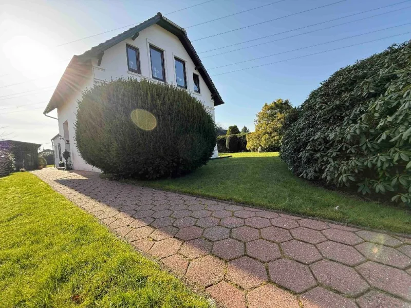  - Haus kaufen in Beckedorf - Charmantes Einfamilienhaus mit einem zusätzlich Baugrundstückin Beckedorf, vor Toren Bremen.