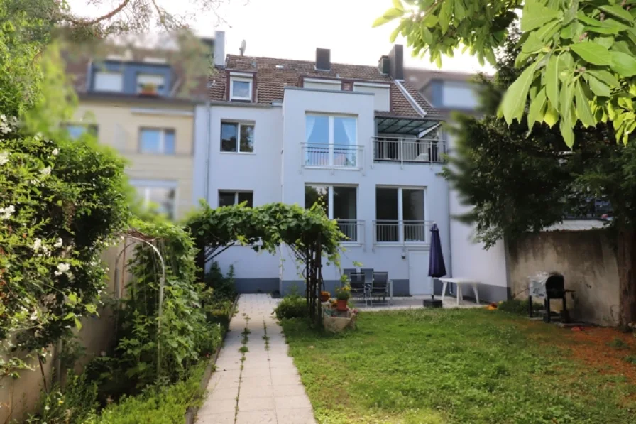 Gartenseite - Haus kaufen in Düren - Top gepflegtes und kernsaniertes Schmuckstück!3 - Familienhaus in Düren – Nähe Zentrum