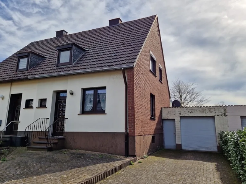 Straßenansicht - Haus kaufen in Vettweiß-Müddersheim - "Gemütliches Familienwohnen!" Doppelhaushälfte in ruhiger Lage