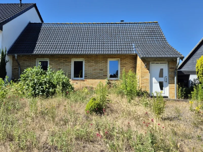 Straßenansicht - Haus kaufen in Linnich-Ederen - "Klein - fein - und bald mein!" Schnuckeliges Einfamilienhaus für Handwerker