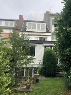 Gartenseite verwischt - Haus kaufen in Düren - Das Zentrum erreichen Sie auch zu Fuß!Vielseitiges und großes Wohnhaus in zentraler Lage von Düren