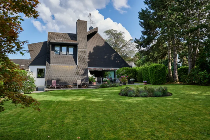 Gartenansicht mit Grundstück - Haus kaufen in Langerwehe-Jüngersdorf - Tolles Einfamilienhaus mit Pfiff in Langerwehe - Jüngersdorf