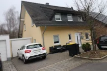 Eingangsseite mit Garage links