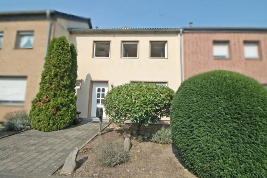 Straßenansicht - Haus kaufen in Jülich / Stetternich - "Renovieren, einziehen, wohlfühlen!"Einfamilienhaus mit Garten und Garage