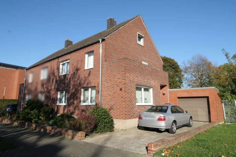 Straßenansicht - Haus kaufen in Jülich - "Zentrale Lage, toller Garten und Platz für die ganze Familie!"Einfamilienhaus mit Garage