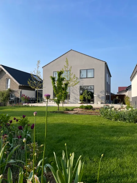 17 Blick aus dem Garten - Haus kaufen in Linnich - Zukunftsorientiertes und freistehendes Einfamilienhaus in Linnich-Ederen